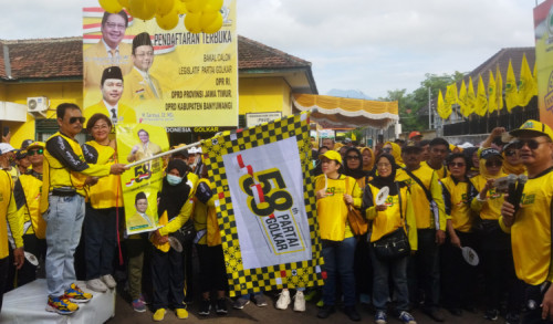 Serentak di Indonesia, Ribuan Warga Banyuwangi Ikuti Jalan Sehat Partai Golkar