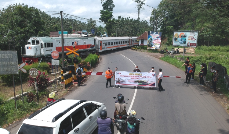 Pecinta Kereta Api dan PT KAI Daop 9 Jember Gelar Sosialisasi Keselamatan Perlintasan Sebidang