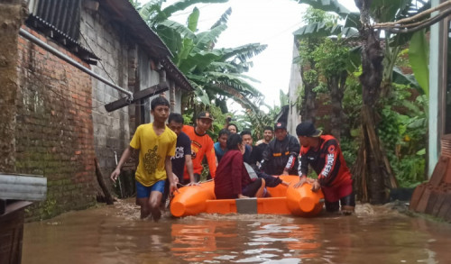 Banjir di Banyuwangi Capai Ketinggian 1 Meter, Lansia hingga Anak-anak Dievakuasi