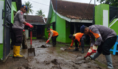 Satu Regu Brimob dari Bondowoso Dikerahkan Bantu Korban Banjir di Banyuwangi