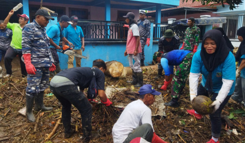 Pasca Banjir di Banyuwangi, Warga Dibantu Petugas Mulai Bersih-bersih Rumah