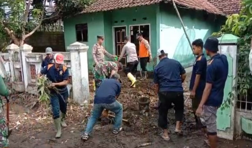 Peduli Sesama, LDII Banyuwangi Bantu Bersihkan Lumpur dan Sampah Pasca Banjir