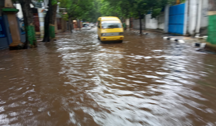 Buruknya Drainase Picu Genangan di Jalan Kawasan Taman Sleko Tuban 