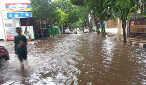 Hujan Deras Guyur Tuban, Jalan Kawasan Taman Sleko Tergenang 