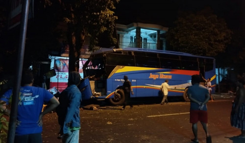 Bus Jaya Utama Tabrak Pohon di Tuban, 1 Orang Tewas dan 7 Luka-luka 