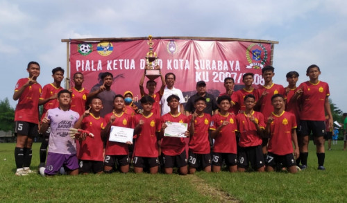 Semeru FC Sabet Trofi Piala Ketua DPRD Surabaya