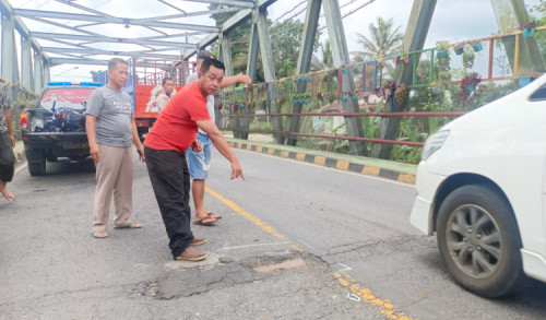 Hindari Jalan Berlubang, Pemotor di Banyuwangi Alami Patah Tulang usai Hantam Truk Fuso
