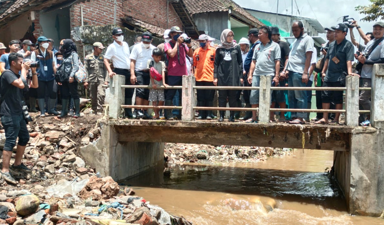 Tinjau Lokasi Banjir Kalibaru, Bupati Banyuwangi Pastikan Penanganan Terus Dilakukan
