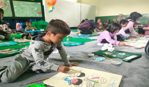 Tingkatkan Kreativitas dan Imajinasi Anak, Ekidz Purworejo Selenggarakan Lomba Mewarnai Diatas Kaos