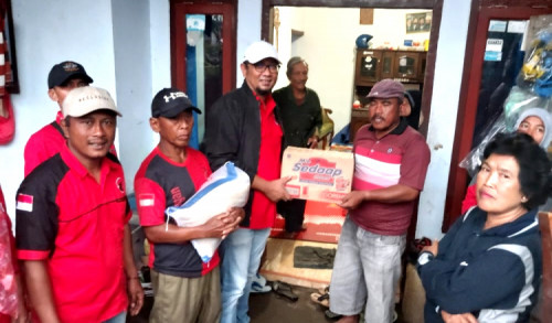 Ketua DPRD Banyuwangi Salurkan Paket Sembako pada Korban Banjir Kalibaru