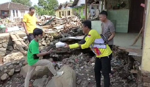 Lagi, Golkar Banyuwangi Bagikan Ratusan Nasi Kotak untuk Korban Banjir di Kalibaru
