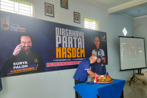 DPD Partai NasDem Kabupaten Purworejo Rayakan HUT ke-11 dengan Pemotongan Tumpeng dan Bakti Sosial