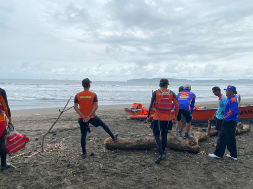 Terseret Ombak, Penjaring Ikan Tenggelam di Pantai Kemiren Cilacap