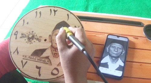Kreatif! Pemuda di Wonosalam Jombang Hasilkan Omzet Jutaan Dengan Melukis