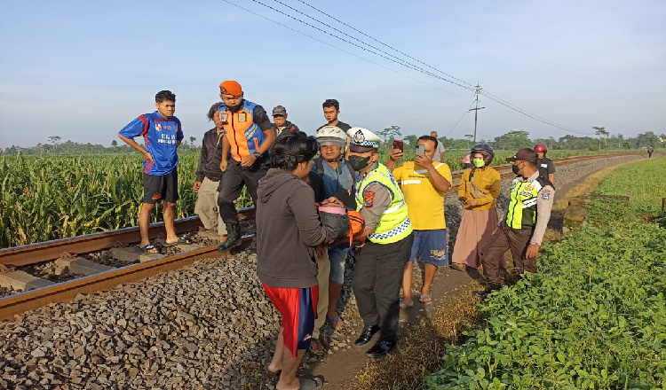 Nekad Berjalan di Perlintasan Kereta Api, Ini Yang Dialami Wanita di Blitar 