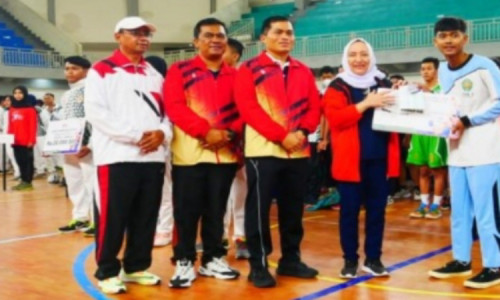GOR Utama Dander-Bojonegoro Jadi Saksi Penyerahan Bonus Atlet Peraih Medali Porprov Jatim 2022