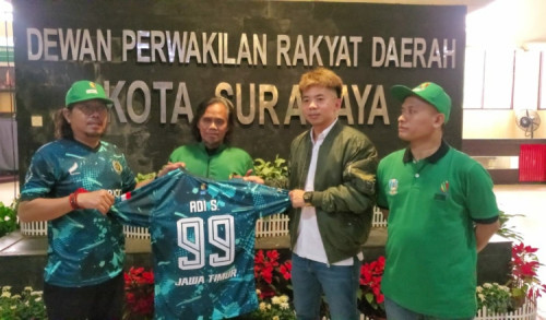 DPRD Surabaya dan Manajer Lepas Tim Futsal PWI Jatim U-40 Bertanding di Porwanas 2022