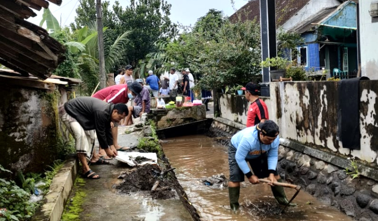Antisipasi Banjir Terulang, Anggota DPRD Banyuwangi Bersama Warga Bersihkan Gorong-gorong