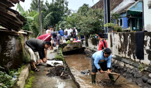 Antisipasi Banjir Terulang, Anggota DPRD Banyuwangi Bersama Warga Bersihkan Gorong-gorong