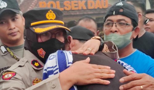 Tangis Haru Suporter Aremania Dipelukan Kapolsek Dau Malang