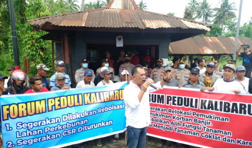 Warga Terdampak Banjir di Kalibaru Banyuwangi Demo PTPN XII