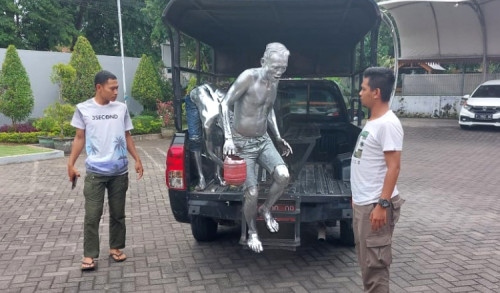Bandel, Pengamen Manusia Silver Asal Surabaya Dipulangkan