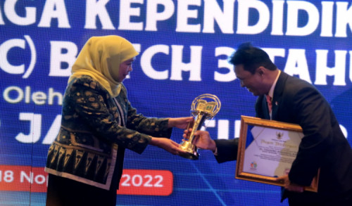 Seorang Kepala Sekolah di Ngawi Dapat Penghargaan dari Gubernur Jawa Timur