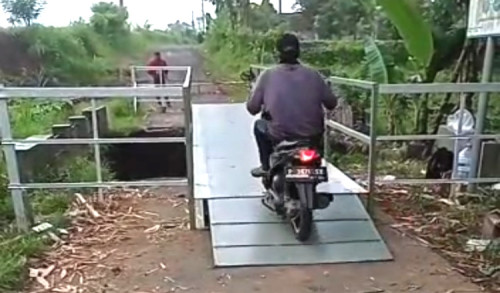 Akses Dusun Terputus Imbas Banjir, Pemkab Banyuwangi Bangun Jembatan Darurat
