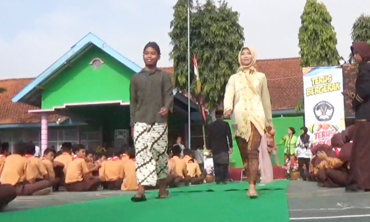 Semarak Peringati Hari Guru Nasional Siswa Smpn 4 Jombang Adakan Fashion Show Suara Indonesia