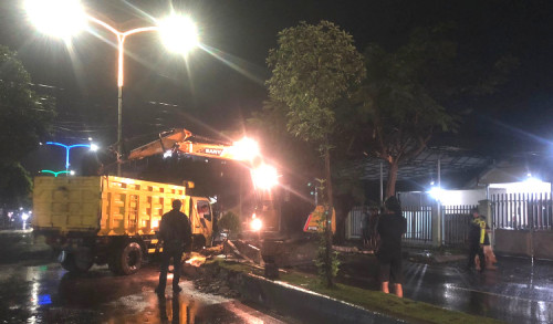 Pecah Ban, Dump Truk Hantam Pembatas Jalan di Banyuwangi