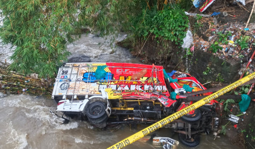 Diduga Sopir Mengantuk, Truk Muat Cabai di Banyuwangi Terjun ke Sungai