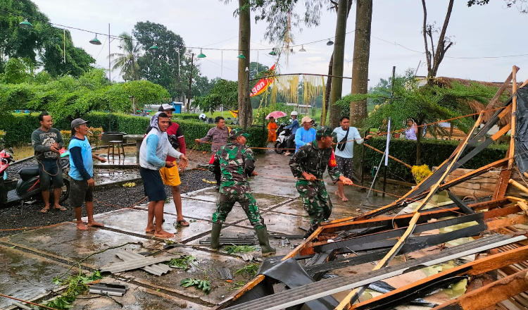 Warung di Banyuwangi Ambruk Diterjang Angin Puting Beliung