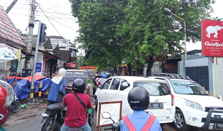 Perbaikan Drainase di Jalan Mojopahit Tuban Picu Kemacetan