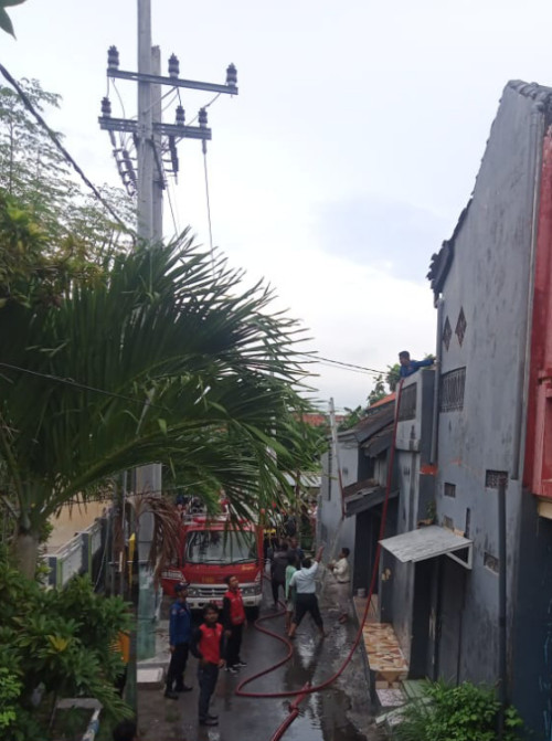 Diduga Akibat Korsleting Arus Listrik, Dua Atap Rumah di Sampang Hangus Terbakar