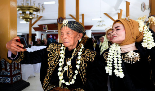 Ajak Selfi Pasangannya, Kakek 94 Tahun Ikut Nikah Massal di Ngawi