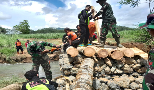 Terdampak Banjir, TNI Banyuwangi Bangun Jembatan Alternatif di Desa Kandangan