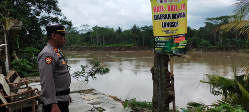 Antisipasi Banjir, Polsek Maos Monitoring Ketinggian Air Sungai di Desa Karangrena Cilacap