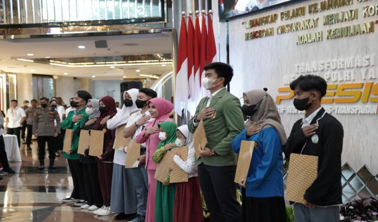 Sambut HUT ke-73, Polda Metro Jaya Bagikan Bantuan Pendidikan ke Ratusan Anak Anggota Polri