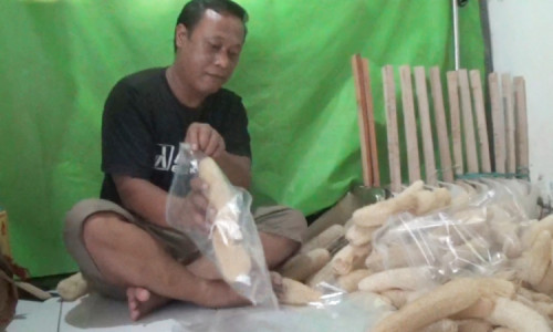 Inovatif! Spons Dari Gambas di Jombang Diburu Pembeli hingga Raup Puluhan Juta Per Bulan
