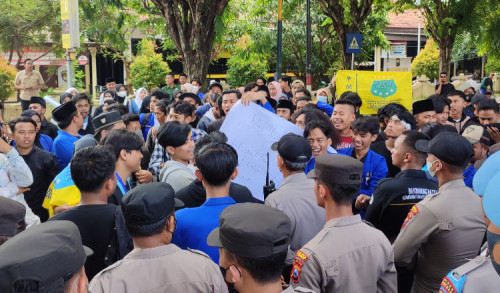 PMII Wiraraja Demo Polres Sumenep Suarakan Dua Tuntutan