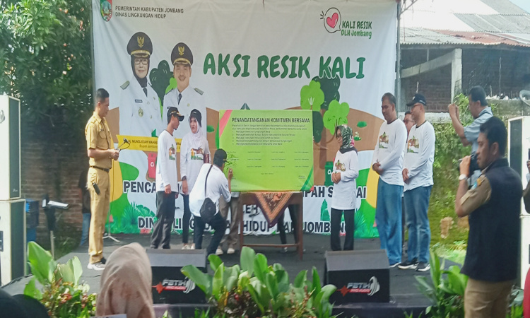 Pemkab Jombang Melalui DLH  Lakukan Resik Kali dan Sosialisasi Berantas Mitos Suleten 