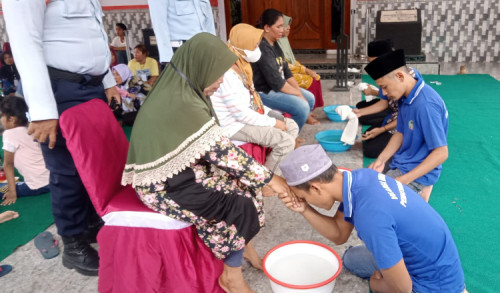 Momen Haru Hari Ibu di Banyuwangi, Napi Menangis Saat Basuh Kaki Ibunya
