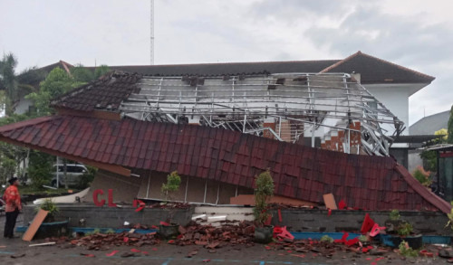 Bangunan Pendopo Kecamatan Cluring Banyuwangi Senilai Ratusan Juta Mendadak Ambruk