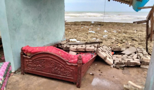 Ombak Besar dan Angin Kencang Melanda Sampang, Satu Rumah Warga Jadi Korban
