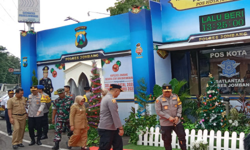 Kapolda Jatim Kunjungi Pos Pantau dan  Pastikan Keamanan Jelang Pergantian Tahun di Jombang