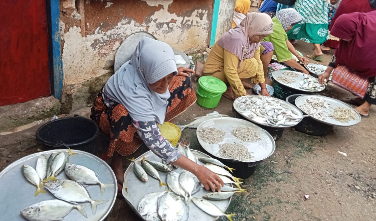 Warga Di Sumenep Keluhkan Harga Ikan Di Pasar Tradisional Naik Drastis