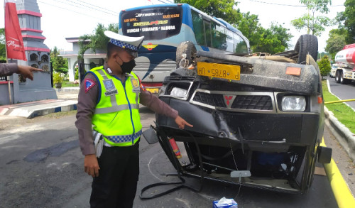 Mobil Pick Up Terbalik Usai Tabrak Pembatas Jalan di Banyuwangi