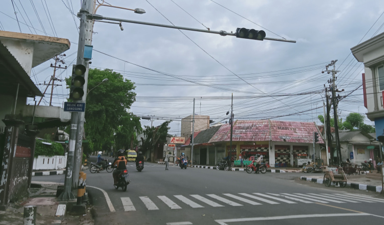 Traffic Light Perempatan Jalan Gajah Mada Tuban Mati, Tak Ada Petugas Atur Lalu Lintas