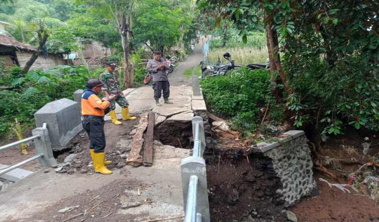 Akibat Terjangan Air, Jembatan dan Plengsengan di Situbondo Ambrol