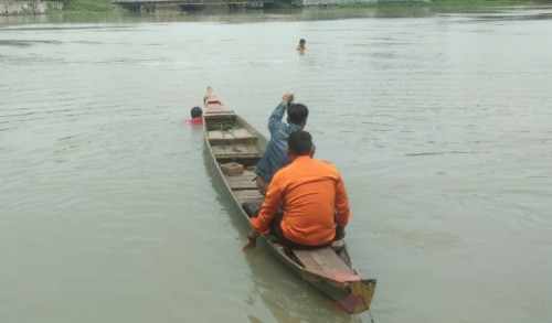 Pria Paruh Baya di Surabaya Nekat Menceburkan Diri di Sungai Rolak